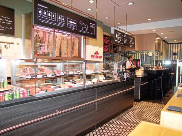 Die Hamburger Fleischerei Beisser inszeniert den Genuss für Liebhaber im Alsterhaus und vereint dabei konzeptionell eine Mischung aus Metzgerei und Restaurant. Die Hamburger Fleischerei Beisser inszeniert den Genuss für Liebhaber im Alsterhaus und vereint dabei konzeptionell eine Mischung aus Metzgerei und Restaurant.