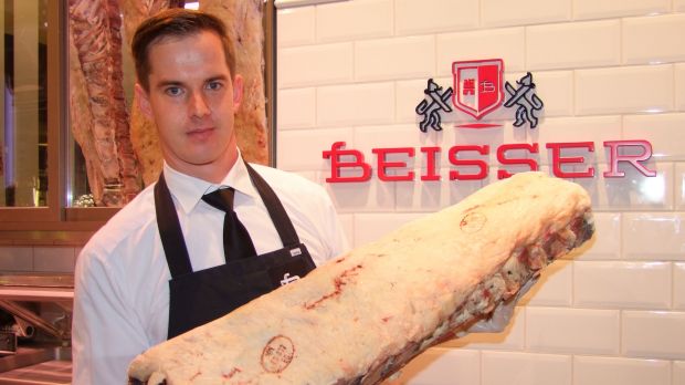 Wachsende und filialisierte Betriebe bieten Führungskräften attraktive Posten. Als gelernter Restaurant-Fachmann entschied sich Henry Klein für die Stelle des Serviceleiters bei der Fleischerei Beisser im Hamburger Alsterhaus. Wachsende und filialisierte Betriebe bieten Führungskräften attraktive Posten. Als gelernter Restaurant-Fachmann entschied sich Henry Klein für die Stelle des Serviceleiters bei der Fleischerei Beisser im Hamburger Alsterhaus.