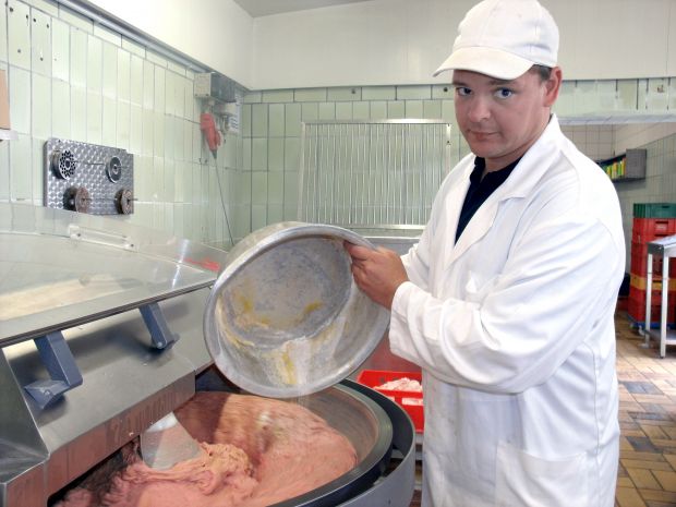 Fingerspitzengefühl benötigt Fleischermeister Michael Greve bei der Zugabe der Gewürzmischung am Kutter. Fingerspitzengefühl benötigt Fleischermeister Michael Greve bei der Zugabe der Gewürzmischung am Kutter.