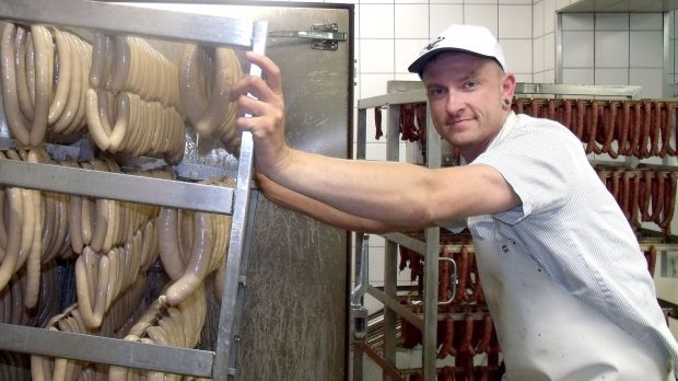 Geselle Steffen Matschas liebt seinen Beruf und arbeitet bei der Fleischerei Gädecke. Die Arbeit ist kein möderisches Handwerk. Geselle Steffen Matschas liebt seinen Beruf und arbeitet bei der Fleischerei Gädecke. Die Arbeit ist kein möderisches Handwerk.