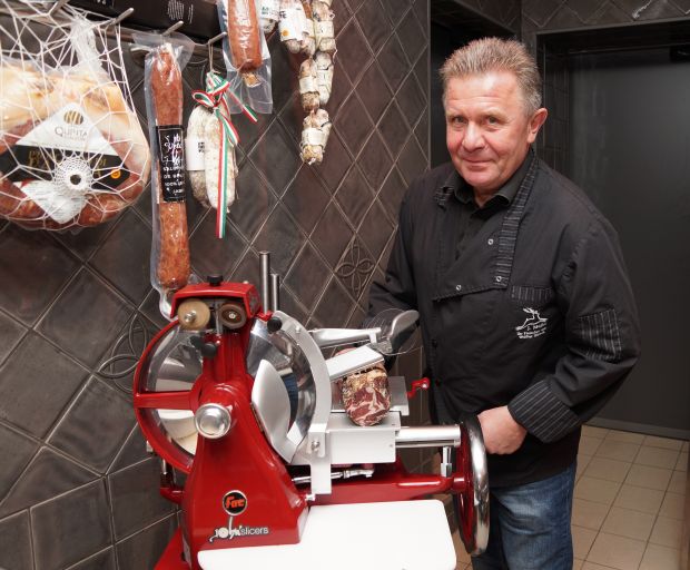 Seniorchef Jürgen Müller steht oft an der manuellen Aufschnittmaschine mit der auffallenden Retro-Optik. Seniorchef Jürgen Müller steht oft an der manuellen Aufschnittmaschine mit der auffallenden Retro-Optik.