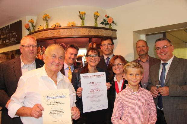 Jubilare und Gratulanten: Senior-Chef Herbert Muffler (2.v.l.), Brigitte Hollweck mit Sohn Sebastian (vorn) erhielten zum 125. Firmenjubiläum Ehrenurkunden und zahlreiche Glückwünsche. Jubilare und Gratulanten: Senior-Chef Herbert Muffler (2.v.l.), Brigitte Hollweck mit Sohn Sebastian (vorn) erhielten zum 125. Firmenjubiläum Ehrenurkunden und zahlreiche Glückwünsche.