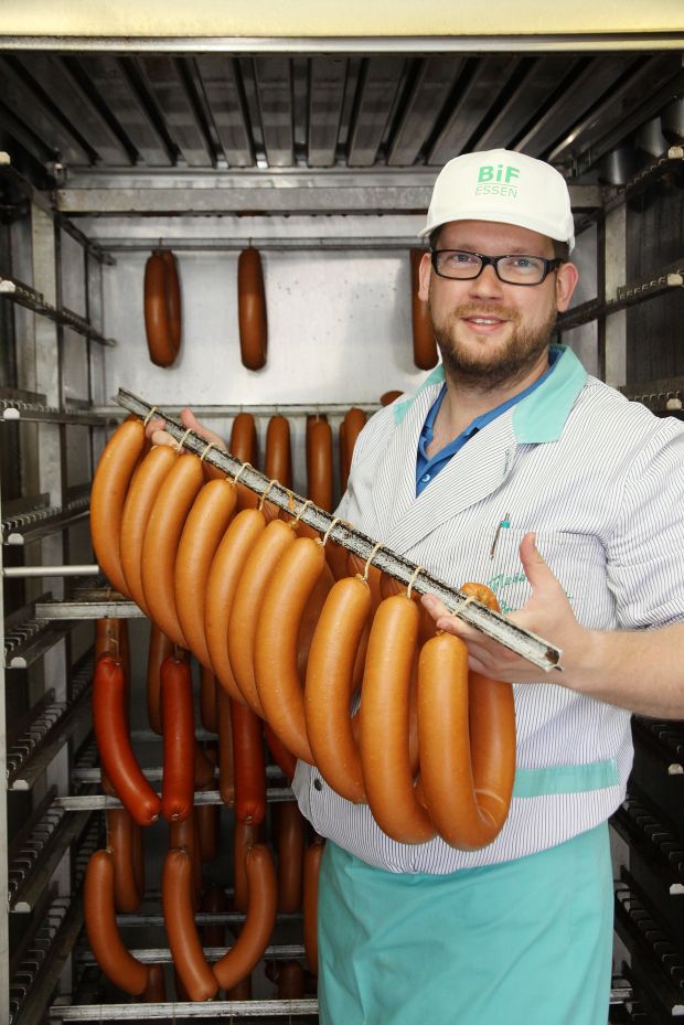 Inhaber Christoph Sieveneck mit dem Bestseller Fleischwurst. Inhaber Christoph Sieveneck mit dem Bestseller Fleischwurst.