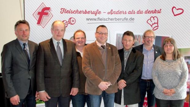 Der neugewählte Vorstand (von links): Jens Holst, Robert Prösch, Jens Asmussen, Landesinnungsmeister Roland Lausen, Christian Lohff, Jürgen Fritze und Geschäftsführerin Rita Suhr. Der neugewählte Vorstand (von links): Jens Holst, Robert Prösch, Jens Asmussen, Landesinnungsmeister Roland Lausen, Christian Lohff, Jürgen Fritze und Geschäftsführerin Rita Suhr.