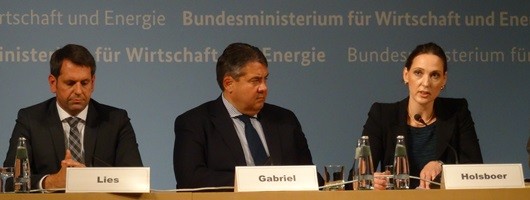 Die Arbeitgebervereinigung Nahrung und Genuss begrüßt Selbstverpflichtung der Unternehmen der Fleischwirtschaft auf Gipfeltreffen in Berlin. Das Foto zeigt (von links) den niedersächsischen Wirtschaftsminister Olaf Lies, Bundeswirtschaftsminister Sigmar Gabriel und ANG-Geschäftsführerin Valerie Helsboer Die Arbeitgebervereinigung Nahrung und Genuss begrüßt Selbstverpflichtung der Unternehmen der Fleischwirtschaft auf Gipfeltreffen in Berlin. Das Foto zeigt (von links) den niedersächsischen Wirtschaftsminister Olaf Lies, Bundeswirtschaftsminister Sigmar Gabriel und ANG-Geschäftsführerin Valerie Helsboer