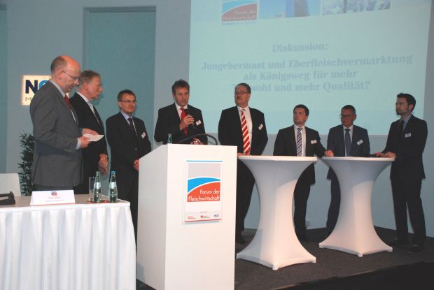 Elefantenrunde - es diskutieren von links: FleischWirtschaft-Chefredakteur Gerd Abeln, Jürgen Benner, Prof. Dr. Ralf Lautenschläger, Dr. Albert Hortmann-Scholten, Jörg Altemeier, Robert Römer, Dr. Gé Backus und afz-Redaktionsleiter Jörg Schiffeler. Elefantenrunde - es diskutieren von links: FleischWirtschaft-Chefredakteur Gerd Abeln, Jürgen Benner, Prof. Dr. Ralf Lautenschläger, Dr. Albert Hortmann-Scholten, Jörg Altemeier, Robert Römer, Dr. Gé Backus und afz-Redaktionsleiter Jörg Schiffeler.