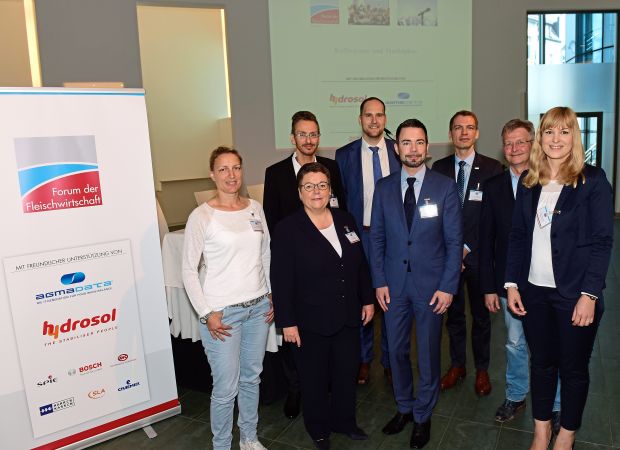 Geballte Kompetenz auf dem Podium (von links): Sarah Dhem, Dr. Achim Knoch, Renate Kühlcke, Dr. Clemens Comans, Jörg Schiffeler, Till Strecker, Prof. Dr. Guido Ritter und Anne-Kathrin Haubert. Auf dem Bild fehlen Prof. Dr. Stefan Töpfl und Jürgen Mäder. Geballte Kompetenz auf dem Podium (von links): Sarah Dhem, Dr. Achim Knoch, Renate Kühlcke, Dr. Clemens Comans, Jörg Schiffeler, Till Strecker, Prof. Dr. Guido Ritter und Anne-Kathrin Haubert. Auf dem Bild fehlen Prof. Dr. Stefan Töpfl und Jürgen Mäder.