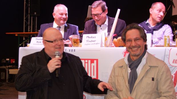 Bäppi La Belle und Obermeister Thomas Reichert (rechts) führen durch den Abend. Bäppi La Belle und Obermeister Thomas Reichert (rechts) führen durch den Abend.
