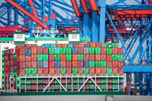 Hamburger Freihafen mit Containerschiff. Hamburger Freihafen mit Containerschiff.