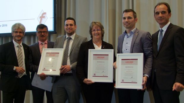 Zentrag-Vorstandssprecher Anton Wahl (links) und Zentrag-Aufsichtsratsvorsitzender Michael Boddenberg (rechts) überreichten die Urkunden an (von links) Karl und Sebastian Schrotter, Marina Holm und Steffen Schütze. Zentrag-Vorstandssprecher Anton Wahl (links) und Zentrag-Aufsichtsratsvorsitzender Michael Boddenberg (rechts) überreichten die Urkunden an (von links) Karl und Sebastian Schrotter, Marina Holm und Steffen Schütze.