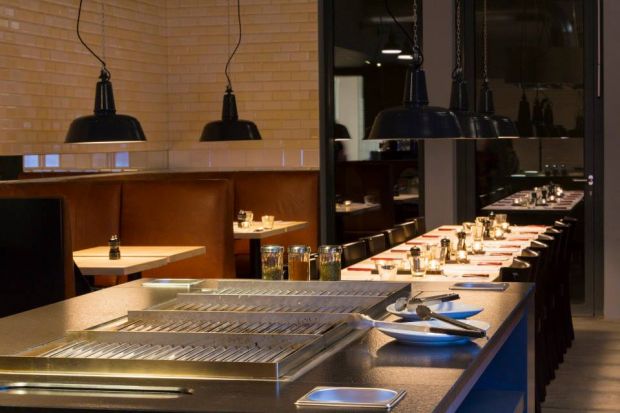 Der Grill im Gastraum. Der Grill im Gastraum.