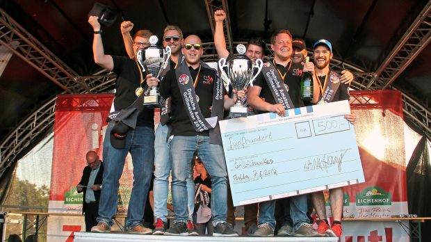 Bejubelten ihren Sieg in der mit 18 Mannschaften hervorragend besetzten Kategorie der Amateure: Die „Grillflämmkes“ aus Korschenbroich. Bejubelten ihren Sieg in der mit 18 Mannschaften hervorragend besetzten Kategorie der Amateure: Die „Grillflämmkes“ aus Korschenbroich.