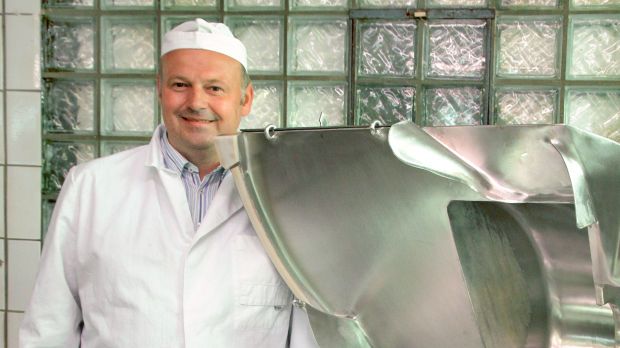 Fleischermeister Andreas Grämmel bringt in seinem Kutter Bier und Brät für ein neues Produkt aus der Region zusammen, den Detmolder Cherusker-Schmaus. Fleischermeister Andreas Grämmel bringt in seinem Kutter Bier und Brät für ein neues Produkt aus der Region zusammen, den Detmolder Cherusker-Schmaus.