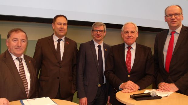 Partnerschaftliche Bühnenpräsenz (von links): DFV-Präsident Heinz-Werner Süss, ZDH-Geschäftsführer Karl-Sebastian Schulte, DKB-Präsident Gerhard Schenk, DBV-Vizepräsident Werner Hilse sowie DBV-Generalsekretär Bernhard Krüsken. Partnerschaftliche Bühnenpräsenz (von links): DFV-Präsident Heinz-Werner Süss, ZDH-Geschäftsführer Karl-Sebastian Schulte, DKB-Präsident Gerhard Schenk, DBV-Vizepräsident Werner Hilse sowie DBV-Generalsekretär Bernhard Krüsken.