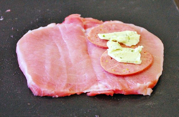 Aus dem Lachsstück schneider Anja Wessalowski die Schmetterlingssteaks, in die sie zwei Scheiben der "Celler Gekochte" legt und mit reichlich Kräuterbutter bestreicht. Aus dem Lachsstück schneider Anja Wessalowski die Schmetterlingssteaks, in die sie zwei Scheiben der "Celler Gekochte" legt und mit reichlich Kräuterbutter bestreicht.