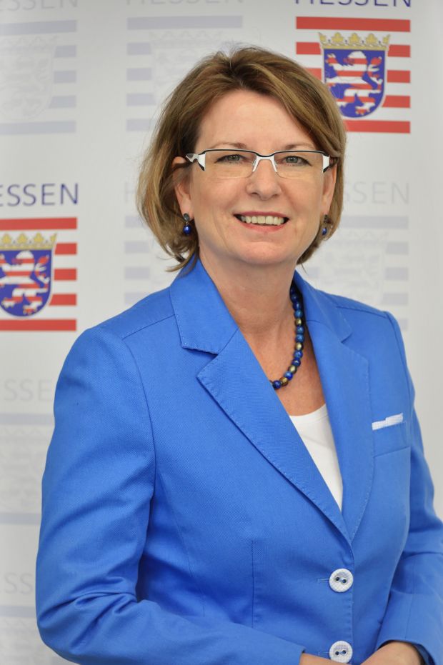 Priska Hinz ist seit 18. Januar 2014 Hessische Ministerin für Umwelt, Klimaschutz, Landwirtschaft und Verbraucherschutz. Priska Hinz ist seit 18. Januar 2014 Hessische Ministerin für Umwelt, Klimaschutz, Landwirtschaft und Verbraucherschutz.