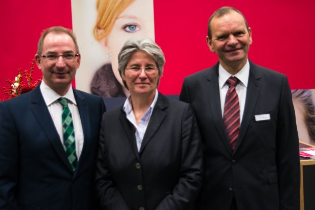 Die Vorsitzende des Hochschulrats Professorin Antonia Kesel mit Dr. Oliver Herrmann und dem neuen Präsidenten Professor Jürgen Krahl (rechts). Die Vorsitzende des Hochschulrats Professorin Antonia Kesel mit Dr. Oliver Herrmann und dem neuen Präsidenten Professor Jürgen Krahl (rechts).
