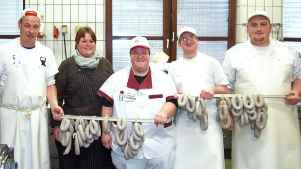 Sie produzieren und verkaufen ein typisch regionales und jahreszeitlich limitiertes Erfolgsprodukt: Daniel Schuldt, Karin Meyer, Christian Hummert, Sascha Wölfel und Markus Frank (von links) mit den frisch hergestellten Krautwürsten. Sie produzieren und verkaufen ein typisch regionales und jahreszeitlich limitiertes Erfolgsprodukt: Daniel Schuldt, Karin Meyer, Christian Hummert, Sascha Wölfel und Markus Frank (von links) mit den frisch hergestellten Krautwürsten.