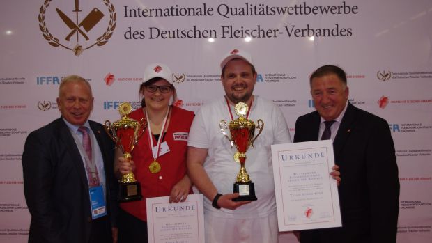 Einzelsieger: Der Wettbewerbsleiter Klaus Gerlach (links) und DFV-Präsident Heinz-Werner Süss (rechts) gratulieren Viola Martin und Tiago Stiegemeier von der Gewerbeschule Durlach in Karlsruhe. Sie holten sich die Pokale für das beste Team. Einzelsieger: Der Wettbewerbsleiter Klaus Gerlach (links) und DFV-Präsident Heinz-Werner Süss (rechts) gratulieren Viola Martin und Tiago Stiegemeier von der Gewerbeschule Durlach in Karlsruhe. Sie holten sich die Pokale für das beste Team.