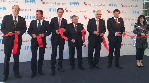 Freude bei der Eröffnung (von links): Martin Fuchs (DFV), Hausherr Wolfgang Marzin, Zentrag-Aufsichtsratsvorsitzender Michael Boddenberg, DFV-Präsident Heinz-Werner Süss sowie vom VDMA Richard Clemens und Klaus Schröter und Messe-Geschäftsleiterin Iris Jeglitza-Moshage. Freude bei der Eröffnung (von links): Martin Fuchs (DFV), Hausherr Wolfgang Marzin, Zentrag-Aufsichtsratsvorsitzender Michael Boddenberg, DFV-Präsident Heinz-Werner Süss sowie vom VDMA Richard Clemens und Klaus Schröter und Messe-Geschäftsleiterin Iris Jeglitza-Moshage.