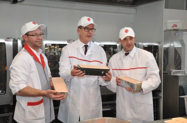 Zu Gast beim Fleischerhandwerk: Dr. Gerd Müller, Bundesminister für wirtschaftliche Zusammenarbeit und Entwicklung (Mitte) mit Robert Drexel und Georg Schlagbauer vom Fleischerverband Bayern. Zu Gast beim Fleischerhandwerk: Dr. Gerd Müller, Bundesminister für wirtschaftliche Zusammenarbeit und Entwicklung (Mitte) mit Robert Drexel und Georg Schlagbauer vom Fleischerverband Bayern.