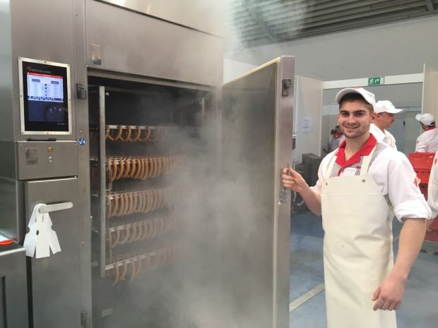 Die Gläserne Wurstküche des Fleischerverbands Bayern auf der IHM 2016 in München. Die Gläserne Wurstküche des Fleischerverbands Bayern auf der IHM 2016 in München.