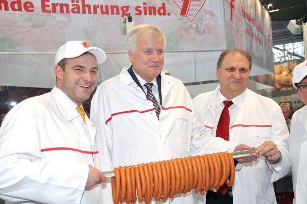 Drei Präsidenten präsentieren Wiener frisch aus dem Rauch: Ministerpräsident Horst Seehofer (Mitte) war auf der Münchner Handwerksmesse IHM zu den Metzgern gekommen, um mit Landesinnungsmeister und Bayerns Handwerkschef Georg Schlagbauer (links) und ZDH-Präsident Hans Peter Wollseifer über die Anliegen des Handwerks zu reden. Drei Präsidenten präsentieren Wiener frisch aus dem Rauch: Ministerpräsident Horst Seehofer (Mitte) war auf der Münchner Handwerksmesse IHM zu den Metzgern gekommen, um mit Landesinnungsmeister und Bayerns Handwerkschef Georg Schlagbauer (links) und ZDH-Präsident Hans Peter Wollseifer über die Anliegen des Handwerks zu reden.
