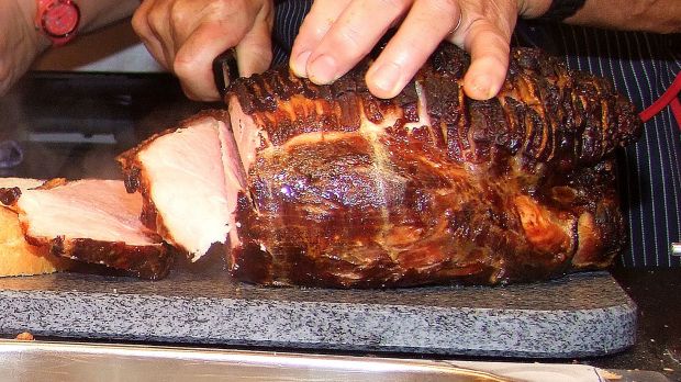 Metzgerei Heininger ist in der Frankfurter City mit traditionellen Gerichten wie hier dem Krustenbraten stark. Metzgerei Heininger ist in der Frankfurter City mit traditionellen Gerichten wie hier dem Krustenbraten stark.