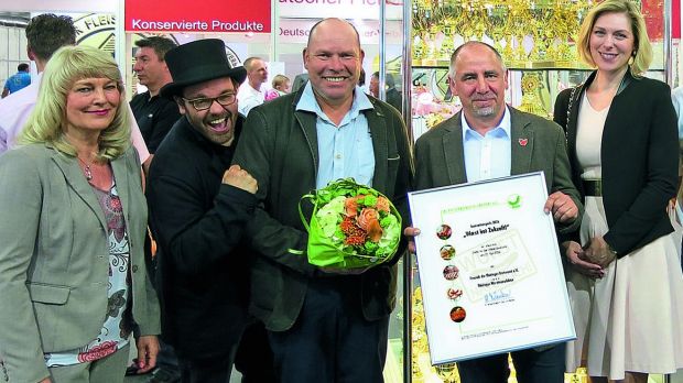 Strahlende Gewinner: Uwe Keith (2.v.r.) und Thomas Mäuer (Mitte) bei der Übergabe der Urkunde mit Heike Molkenthin (links) und Dr. Helena Melinikov vom Zentralverband mit Jurymitglied Hendrik Haase. Strahlende Gewinner: Uwe Keith (2.v.r.) und Thomas Mäuer (Mitte) bei der Übergabe der Urkunde mit Heike Molkenthin (links) und Dr. Helena Melinikov vom Zentralverband mit Jurymitglied Hendrik Haase.