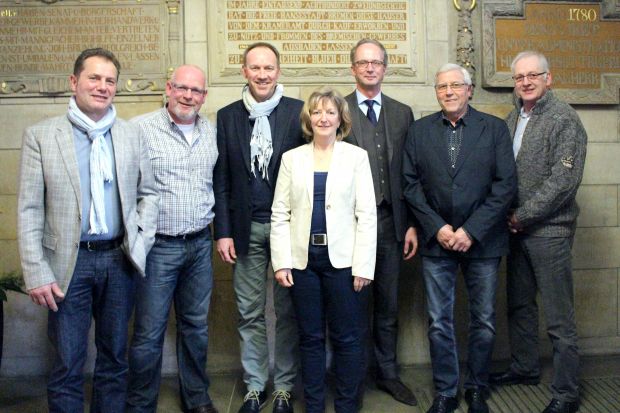 Freuen sich auf die Fleischerkollegen aus der gesamten Republik: Udo Boes, Wilfried Wöbbeking, Jörg Rudolph, Rita Klemeier, Herbert Dohrmann, Kurt Rasch und Rainer Bode vom Vorstand der Innung Bremen. Freuen sich auf die Fleischerkollegen aus der gesamten Republik: Udo Boes, Wilfried Wöbbeking, Jörg Rudolph, Rita Klemeier, Herbert Dohrmann, Kurt Rasch und Rainer Bode vom Vorstand der Innung Bremen.