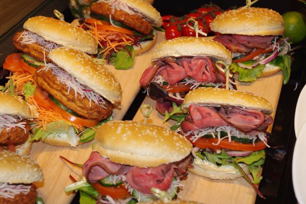 Snacks mit Roastbeef und Geflügelfrikadelle. Snacks mit Roastbeef und Geflügelfrikadelle.