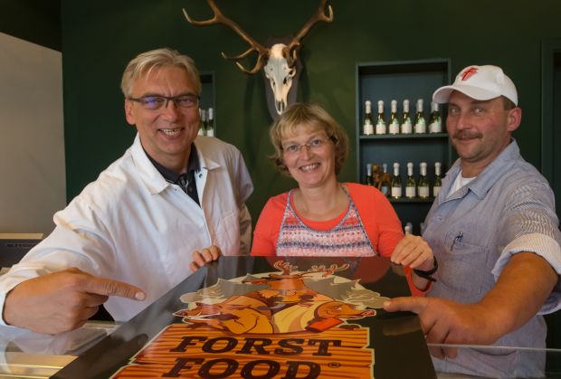Klaus Nieding mit Ehefrau Petra und Metzgermeister Markus Wetsch. Klaus Nieding mit Ehefrau Petra und Metzgermeister Markus Wetsch.