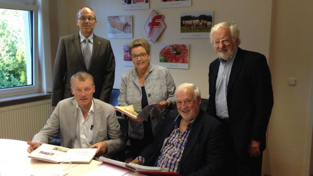 Die Jury mit Dr. Klaus Viedebantt (rechts), Karl-Heinz Stier (vorne rechts) und Renate Kühlcke sowie DFV-Vizepräsident Michael Durst (vorne links) und DFV-Hauptgeschäftsführer Martin Fuchs. Die Jury mit Dr. Klaus Viedebantt (rechts), Karl-Heinz Stier (vorne rechts) und Renate Kühlcke sowie DFV-Vizepräsident Michael Durst (vorne links) und DFV-Hauptgeschäftsführer Martin Fuchs.