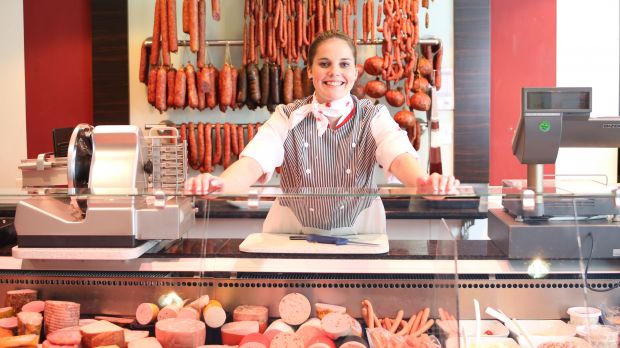 Das Metzgerhandwerk tritt seit Jahren für den bewussten Konsum von Fleisch und Wurst ein. Die Erkenntnisse der Wissenschaft untermauern diese Strategie. Fleisch ist ein wertvolles Lebensmittel und wichtiger Lieferant von Eiweiß, Vitaminen und Spurenelementen – gute Argumente also für das Gespräch mit verunsicherten Kunden.
Das Metzgerhandwerk tritt seit Jahren für den bewussten Konsum von Fleisch und Wurst ein. Die Erkenntnisse der Wissenschaft untermauern diese Strategie. Fleisch ist ein wertvolles Lebensmittel und wichtiger Lieferant von Eiweiß, Vitaminen und Spurenelementen – gute Argumente also für das Gespräch mit verunsicherten Kunden.