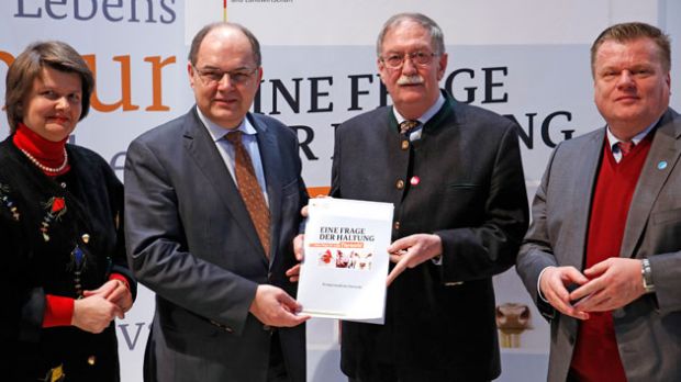 Übergabe der Empfehlungen (von links): Staatssekretärin Dr. Maria Flachsbarth, Bundesminister Christian Schmidt, Gert Lindemann (Vorsitzender des Kompetenzkreises) sowie Thomas Schröder vom Tierschutzbund. Übergabe der Empfehlungen (von links): Staatssekretärin Dr. Maria Flachsbarth, Bundesminister Christian Schmidt, Gert Lindemann (Vorsitzender des Kompetenzkreises) sowie Thomas Schröder vom Tierschutzbund.