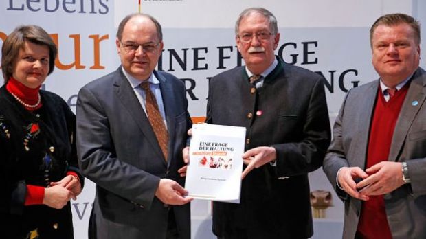 Übernahmen im Januar 2016 die Experten-Empfehlungen (von links): Staatssekretärin Dr. Maria Flachsbarth, Bundesminister Christian Schmidt, Gert Lindemann (Vorsitzender des Kompetenzkreises) sowie Thomas Schröder vom Tierschutzbund. Übernahmen im Januar 2016 die Experten-Empfehlungen (von links): Staatssekretärin Dr. Maria Flachsbarth, Bundesminister Christian Schmidt, Gert Lindemann (Vorsitzender des Kompetenzkreises) sowie Thomas Schröder vom Tierschutzbund.