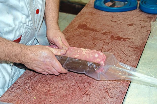 Die beiden Komponenten Schwartenmagen und Blutwurst kommen in einen neuen Darm. Die beiden Komponenten Schwartenmagen und Blutwurst kommen in einen neuen Darm.