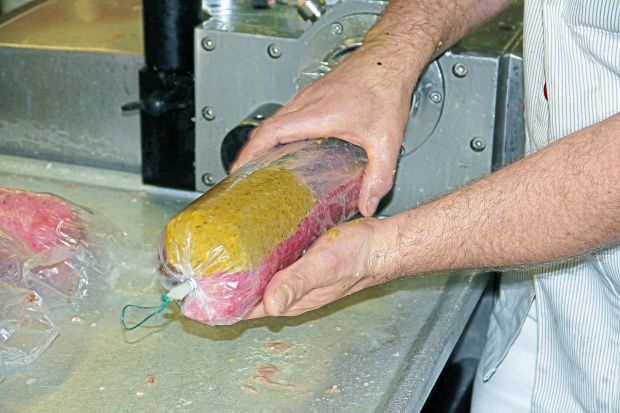 Das verbleibende Drittel wird mit Leberwurstbrät aufgefüllt. Nach einer Stunde Kochzeit im Kessel ist die Wurst verzehrfertig. Das verbleibende Drittel wird mit Leberwurstbrät aufgefüllt. Nach einer Stunde Kochzeit im Kessel ist die Wurst verzehrfertig.