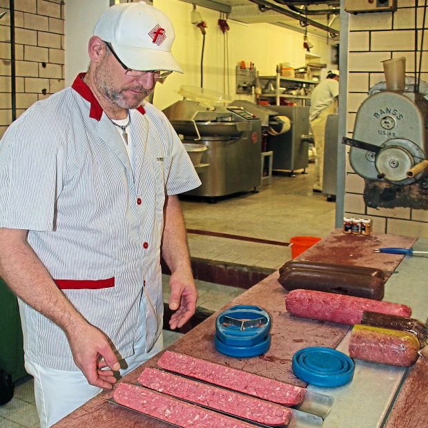 Markus Kramb freut sich über den Erfolg seiner Deutschlandwurst. Markus Kramb freut sich über den Erfolg seiner Deutschlandwurst.