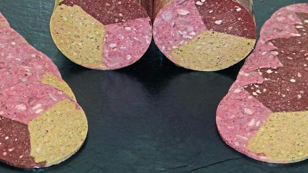 Einem Mercedes-Stern ähnlich verteilen sich Blutwurst, Presskopf und Leberwurst im 105er-Kaliber. Einem Mercedes-Stern ähnlich verteilen sich Blutwurst, Presskopf und Leberwurst im 105er-Kaliber.