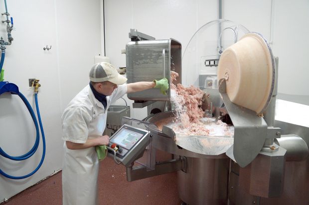 Der Beschickungsarm an diesem Kutter ist aufgrund der Platzverhältnisse um 90 Grad versetzt. Der Beschickungsarm an diesem Kutter ist aufgrund der Platzverhältnisse um 90 Grad versetzt.