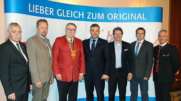 Im Vorstand des LIV Bayern gab es eine Nachwahl: Daniel Hirsch (2.v.r.) rückt für die Oberpfalz nach. Weiter setzt sich das Gremium zusammen aus (von links): Konrad Ammon, Thomas Köhn, Gastgeber Horst Schömig, Landesinnungsmeister Georg Schlagbauer, Bernd Mack und Thomas Krinner (rechts). Es fehlt Werner Braun. Im Vorstand des LIV Bayern gab es eine Nachwahl: Daniel Hirsch (2.v.r.) rückt für die Oberpfalz nach. Weiter setzt sich das Gremium zusammen aus (von links): Konrad Ammon, Thomas Köhn, Gastgeber Horst Schömig, Landesinnungsmeister Georg Schlagbauer, Bernd Mack und Thomas Krinner (rechts). Es fehlt Werner Braun.