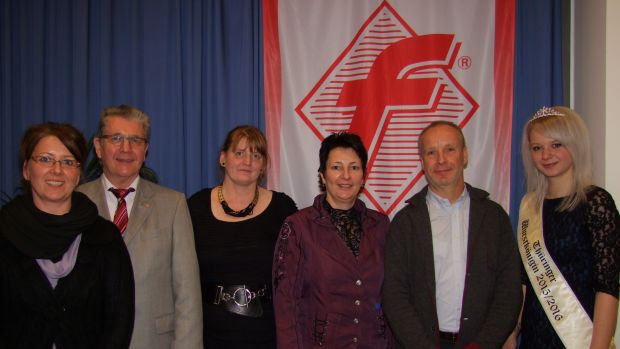 Vorstand und Geschäfsführung führten mit Majestät durch die Tagung (von links): Antje Pfauter, Günter Grüner, Helgard Anding, Marion Hilgert, Klaus Oppel und die Wurstkönigin Jenny Hermani. Vorstand und Geschäfsführung führten mit Majestät durch die Tagung (von links): Antje Pfauter, Günter Grüner, Helgard Anding, Marion Hilgert, Klaus Oppel und die Wurstkönigin Jenny Hermani.