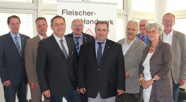 Die Führungsriege in NRW (von links): Ernst-Alfred Kleeschulte, Volker Haupt, Thorsten Schröder, Emil-Gustav Müller (Ehren-Landesinnungsmeister), Adalbert Wolf, Willi Schillings, Heinz Thelen, Dr. Sabine Görgen (GF) und Jakob Kohnen. Es fehlt Michael Knuf. Die Führungsriege in NRW (von links): Ernst-Alfred Kleeschulte, Volker Haupt, Thorsten Schröder, Emil-Gustav Müller (Ehren-Landesinnungsmeister), Adalbert Wolf, Willi Schillings, Heinz Thelen, Dr. Sabine Görgen (GF) und Jakob Kohnen. Es fehlt Michael Knuf.