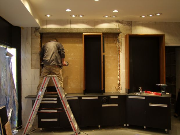 Montage eines neuen Ladens durch Kramer. Montage eines neuen Ladens durch Kramer.