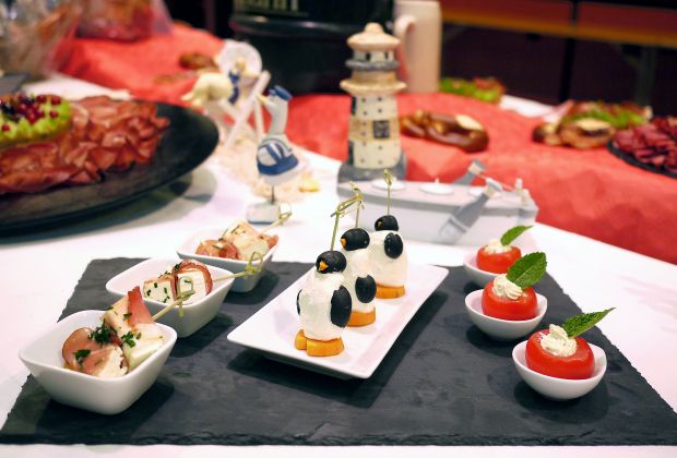 Optisch und preislich: Bei der Verpflegung im Partyservice zählt Fingerfood zur Königsklasse. Die Herstellung erfordert viel Sorgfalt, die Zeit kostet und Können voraussetzt. Optisch und preislich: Bei der Verpflegung im Partyservice zählt Fingerfood zur Königsklasse. Die Herstellung erfordert viel Sorgfalt, die Zeit kostet und Können voraussetzt.