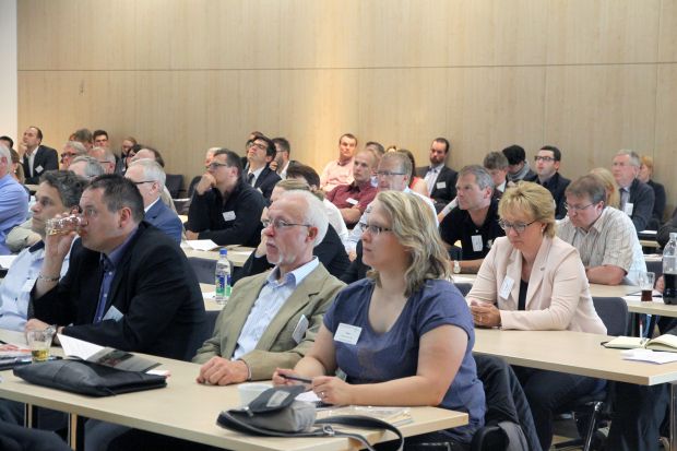 Welche Mikroorganismen sind unerwünscht, welche sind nützlich? Tagungsleiter Professor Dr. Ralf Lautenschläger führte durch das „1. Lemgoer Symposium Fleischtechologie“. Welche Mikroorganismen sind unerwünscht, welche sind nützlich? Tagungsleiter Professor Dr. Ralf Lautenschläger führte durch das „1. Lemgoer Symposium Fleischtechologie“.