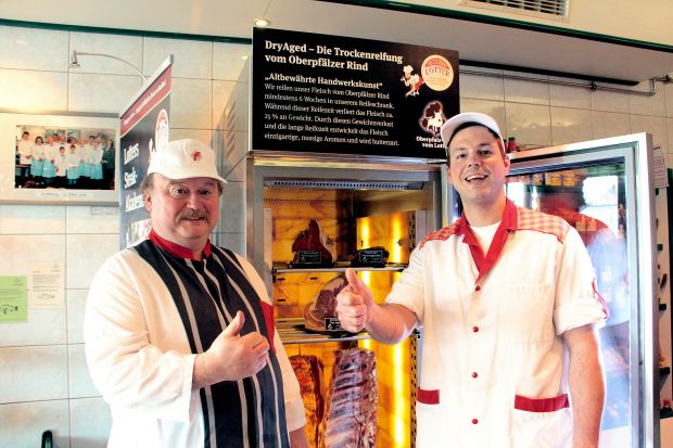 Hans (links) und Johannes Lotter sind stolz auf ihre Schatzkammer, den Reifeschrank im Fachgeschäft. Hans (links) und Johannes Lotter sind stolz auf ihre Schatzkammer, den Reifeschrank im Fachgeschäft.