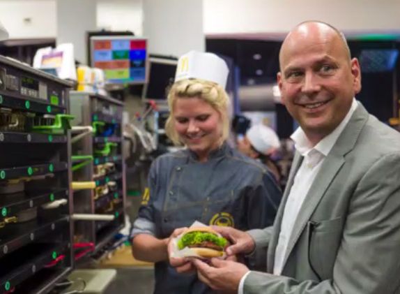 Holger Beeck, Vorstandsvorsitzender von McDonald’s Deutschland gibt den Bild.de-Zuschauern Antworten. Holger Beeck, Vorstandsvorsitzender von McDonald’s Deutschland gibt den Bild.de-Zuschauern Antworten.