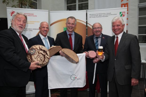 Minister Johannes Remmel (Mitte) mit den Landesinnungsmeistern des Ernährungshandwerks (von links): Heribert Kamm (Bäcker Westfalen-Lippe), Bernd Siebers (Bäcker Rheinland), Emil Gustav Müller (Fleischer) und Jürgen Witt (Brauer). Minister Johannes Remmel (Mitte) mit den Landesinnungsmeistern des Ernährungshandwerks (von links): Heribert Kamm (Bäcker Westfalen-Lippe), Bernd Siebers (Bäcker Rheinland), Emil Gustav Müller (Fleischer) und Jürgen Witt (Brauer).